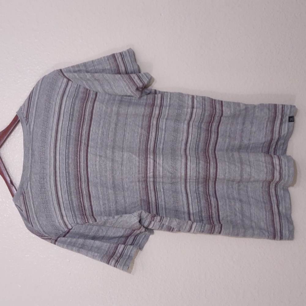 SLIGHTLY USED VANS T-SHIRT SIZE L COLOR GRAY AND BURGUNDY HAS POCKET - Picture 7 of 11